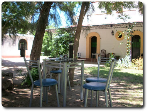 La foto muestra las instalaciones al aire libre para que los huéspedes puedan disfrutar de unas reparadoras vacaciones en medio de la tranquilidad y la naturaleza en la hostería.