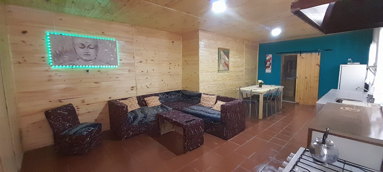 La foto muestra un primer plano de una de las habitaciones de la hostería