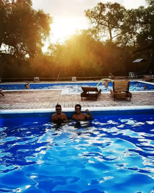 La foto muestra un primer plano de las piletas que están en el parque de una hectárea de la hostería