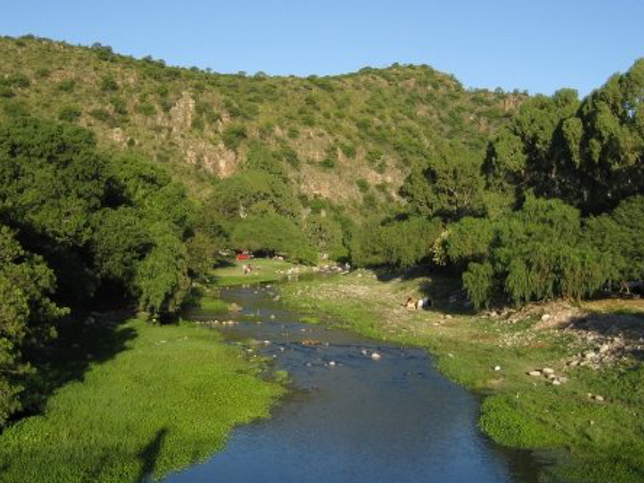 La foto, tomada desde la pasarela sobre el río San Marcos, a pocos metros de la hostería Villa Luz, muestra al río saliendo de la zona de la quebrada.