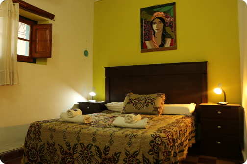 La foto muestra las comodidades que ofrecen las habitaciones para los huéspedes de la hostería, se puede apreciar el ambiente relajado y confortable.