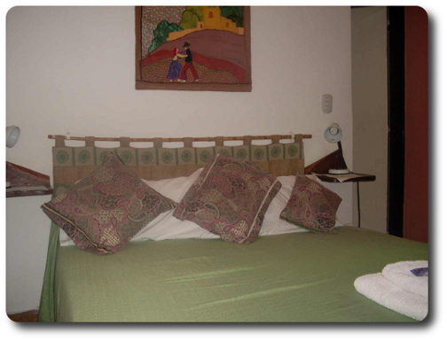 La foto muestra el agradable ambiente decorado con artesenías locales que ofrecen las habitaciones de nuestro hospedaje.